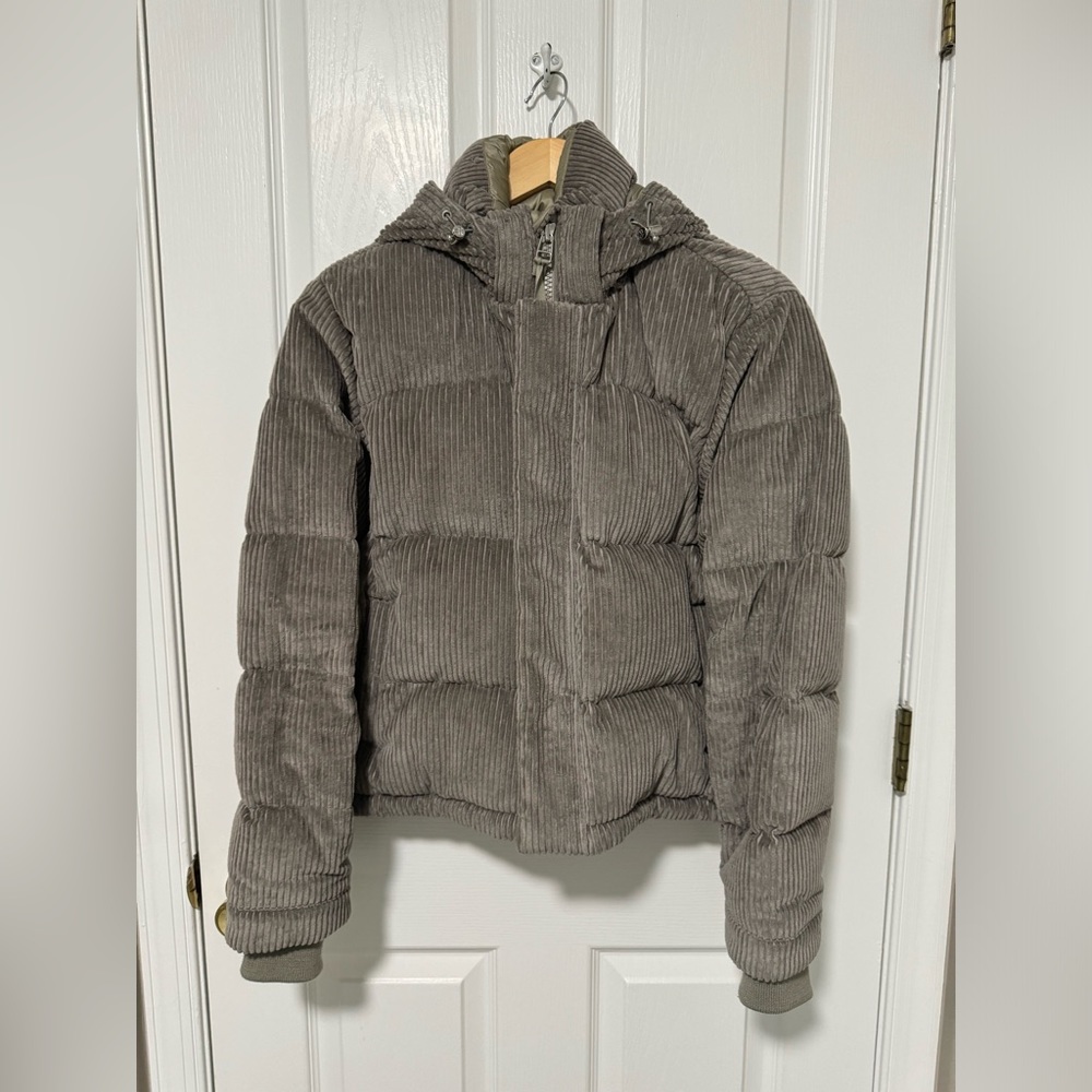 ARITZIA TNA Super puff (Shorty)